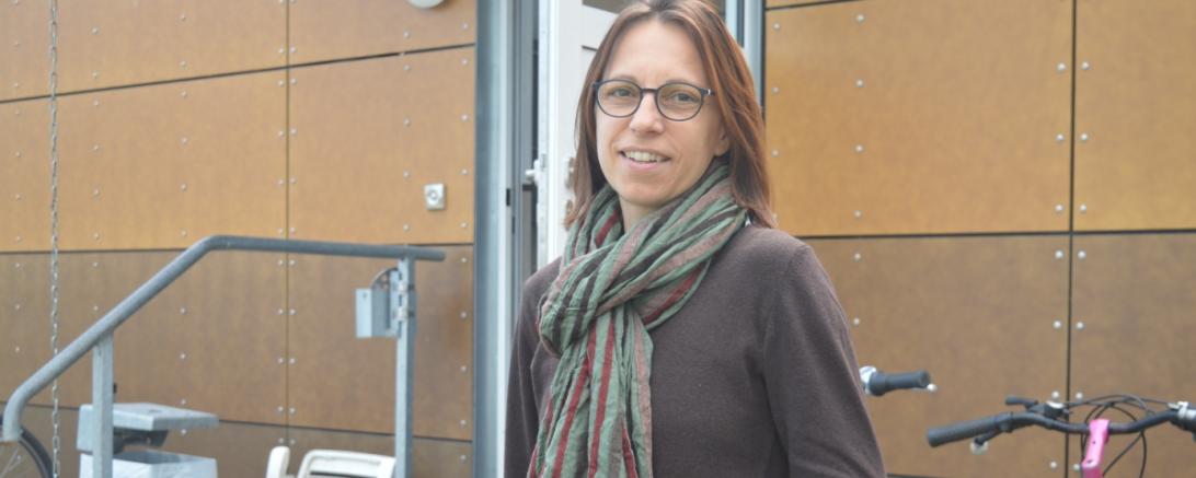 Das Bild zeigt die Sozialarbeiterin Sabine Bernert