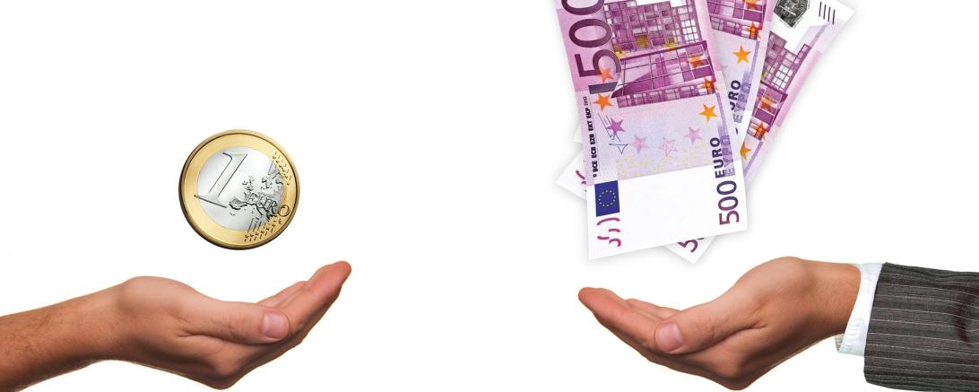 Zwei Hände mit Geld