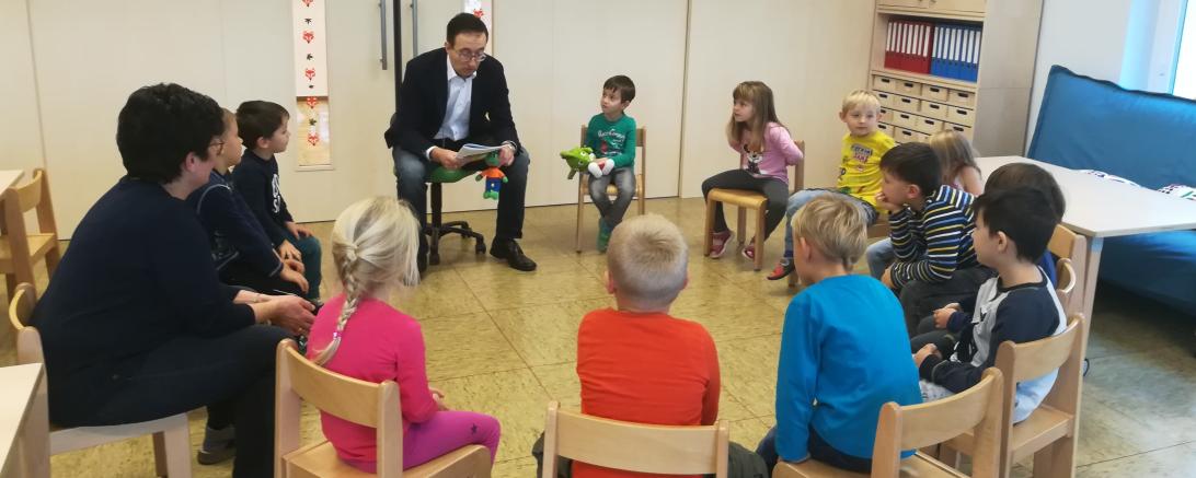 Ralf Geiß, Leiter der AOK-Geschäftsstelle Nördlingen, las den Kindern des Kindergarten Marktoffingen aus dem Jolinchen-Kinderbuch „Fitmach-Dschungel“ vor.