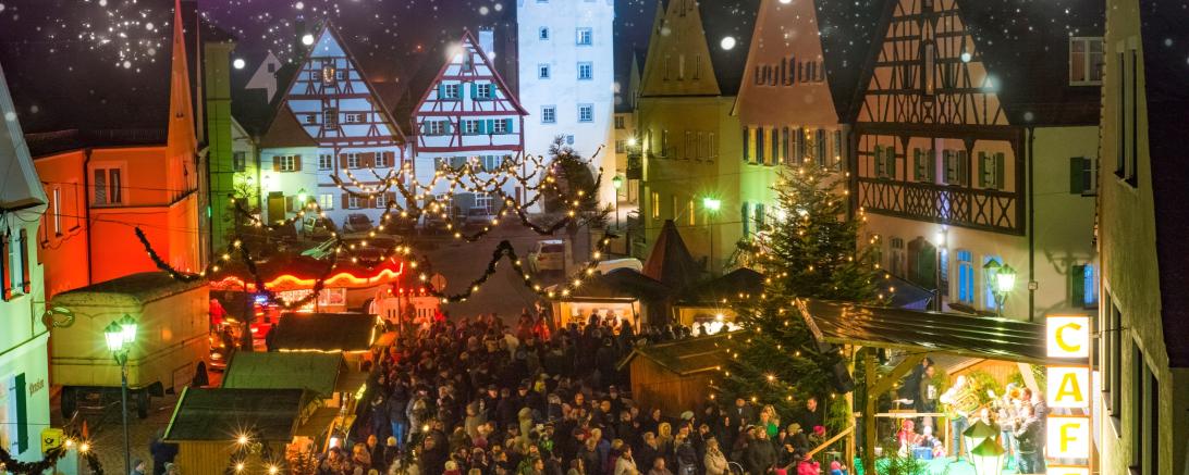 Das Bild zeigt den Monheimer Weihnachtsmarkt