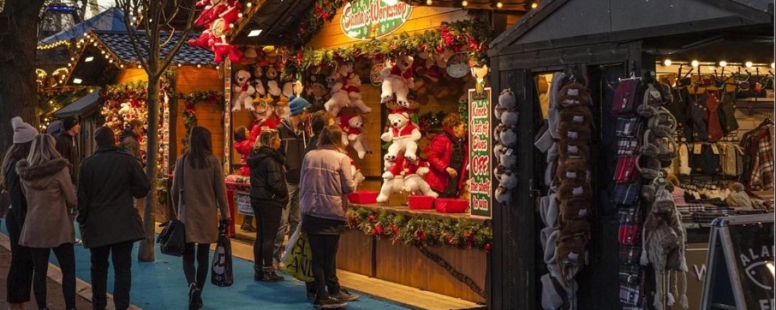 Das Bild zeigt einen Weihnachtsmarkt