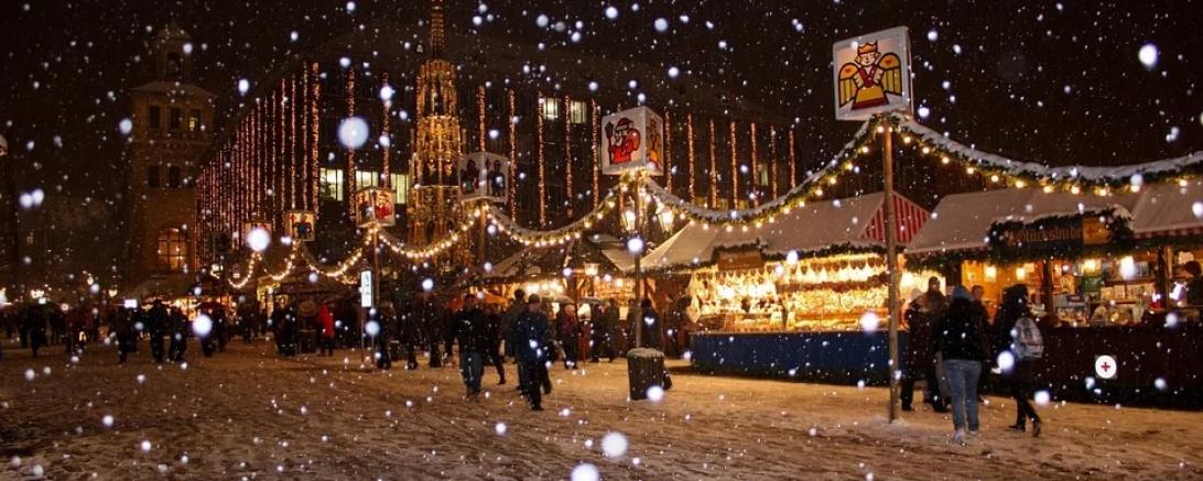 Das Bild zeigt einen Weihnachtsmarkt