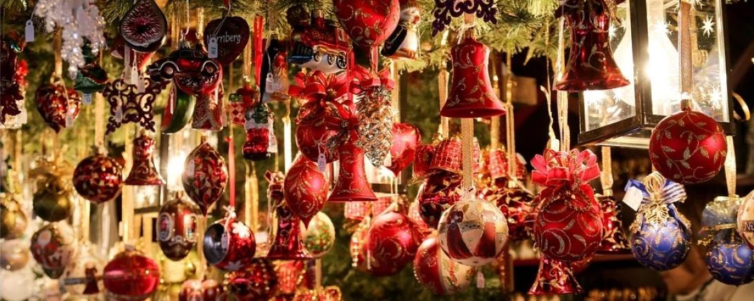 Das Bild zeigt einen Stand mit Weihnachtsdeko