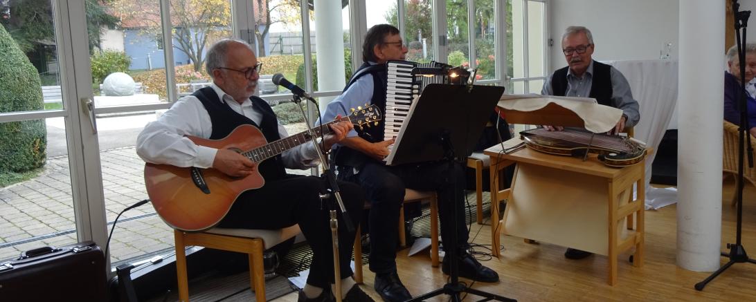Das Bild zeigt das Weinfest der Bewohner des Altenheimes St. Vinzenz
