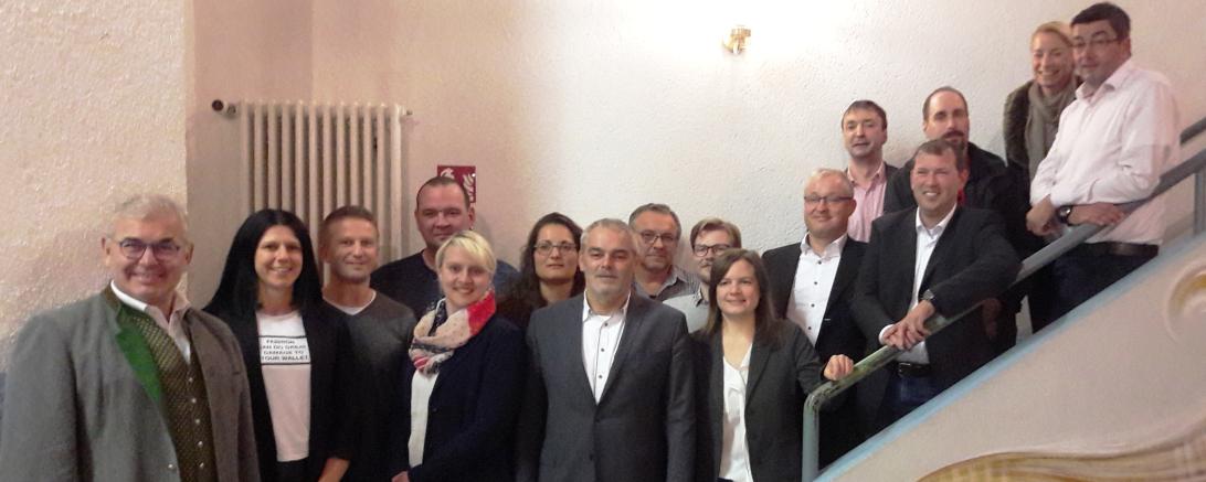 Das Bild zeigt den Bürgermeisterkandidat Franz Moll (Mitte) im Kreis der Gemeinderatskandidaten der Wählergemeinschaft Oberndorf. Links Bürgermeister Hubert Eberle. 