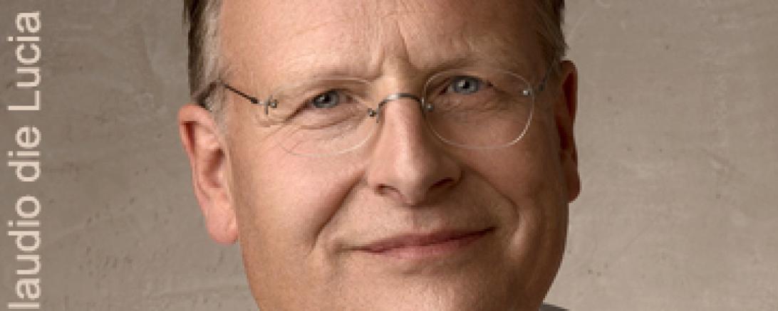 Dietrich Grönemeyer, prominenter Verfechter einer wissenschaftlich begründeten ganzheitlichen Weltmedizin zwischen Hightech und Naturheilkunde, zeigt in diesem Buch gemeinsam mit seiner Tochter Friederike Grönemeyer, Heilpraktikerin und Psychologin, wie man Heilkräuter zu Hause selbst richtig einsetzt. 