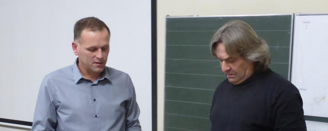 Bürgermeister Weiß (links) bei der Vereidigung des Gemeinderats-Nachfolgers Georg Beyhl sen.