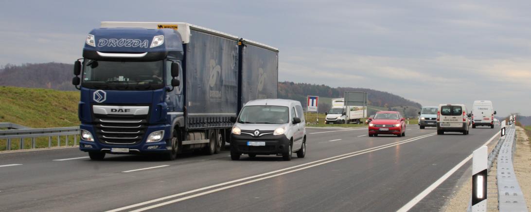 Ein Lkw und mehrere Pkw auf der Straße B 25