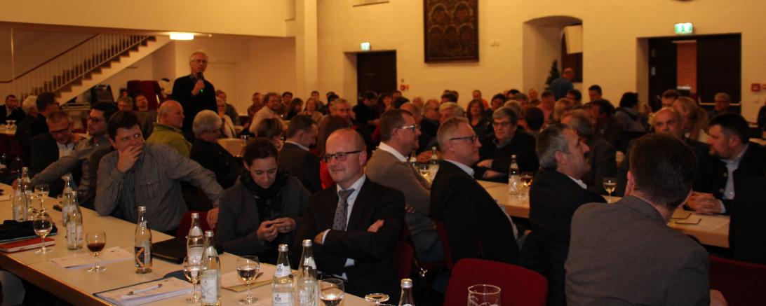 Menschen sitzen im Stadtsaal Klösterle in Nördlingen