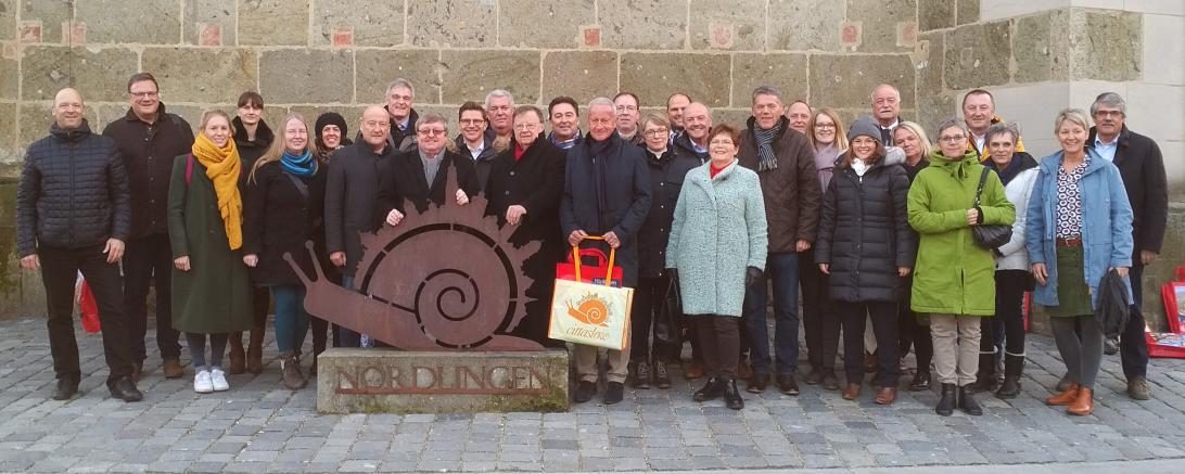 Menschenreihe mit der CittaSlow-Schnecke in Nördlingen