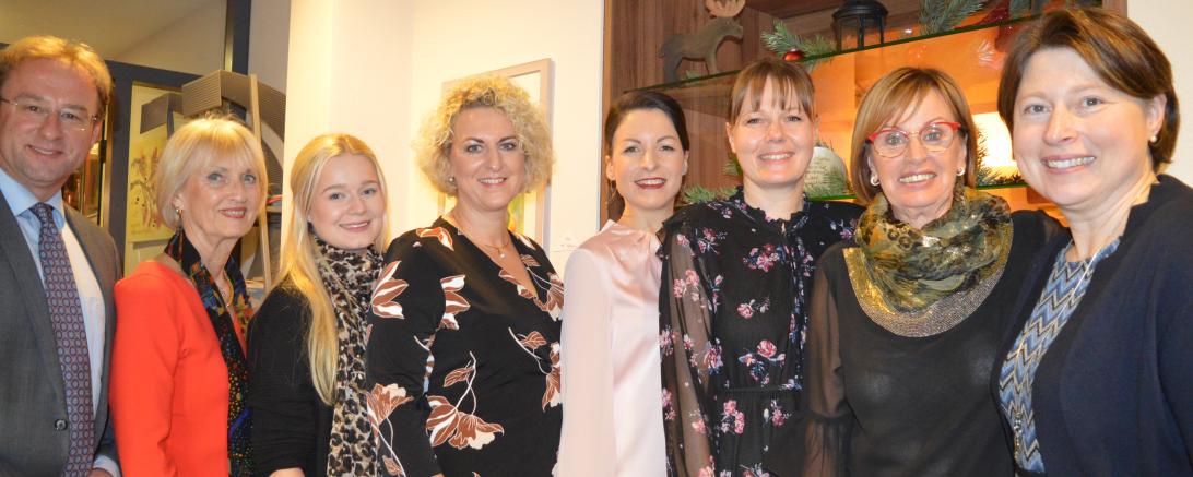 Das Bild zeigt MdL Wolfgang Fackler, Monika Nawrath, Beisitzerin, Sarah Bauer, Schriftführerin, Sandra Eireiner, Vorsitzende, Anja Maindok, stv. Vorsitzende, Kathrin Haider, Kassiererin, Christa Karmann, Beisitzerin und Claudia Marb, Kreisvorsitzende der FU Donau-Ries. 