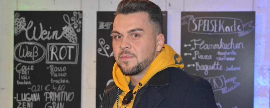 Konstantin überzeugt im gelben Hoodie. 