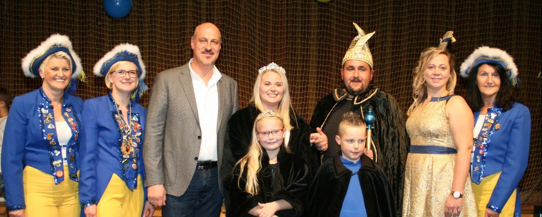 Auf dem Bild zu sehen (von links): Blaumeisen Hannelore Seel und Kathrin Biber, Bürgermeister Harald Müller, Prinzessin Lisa I., Prinz Kevin I., Präsidentin Nadine Strauß ,Blaumeise Elisabeth Rebele. Vorne Kinderprinzessin Sonja I. und Kinderprinz Benedikt I.