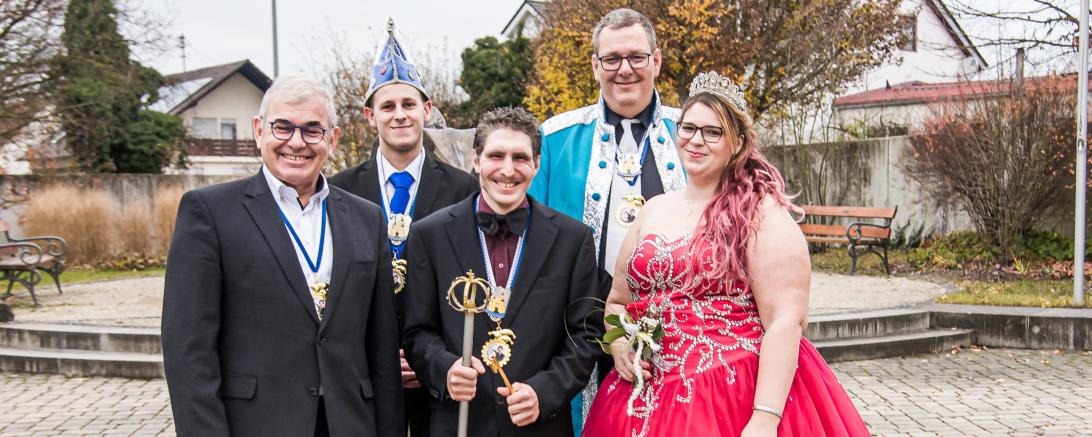 Das Bild zeigt (von links) Bürgermeister Hubert Eberle, Prinz Dominik I., Prinzessin Jasmin II. und in zweiter Reihe Hofmarschall Sebastian Habermeyer und Präsident Marc Maifeld. 