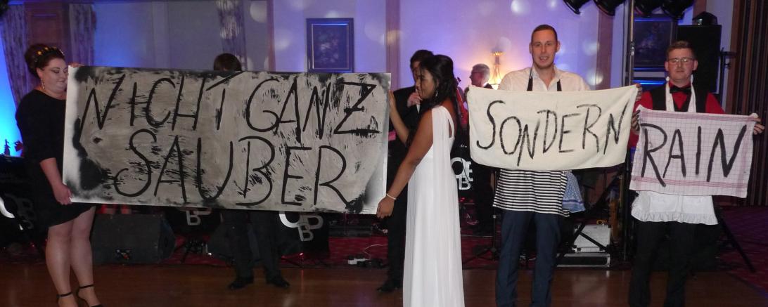 Vizepäsidentin Leo Schuhmann, Federmeisterin Nicole Perez, Ex-Prinz Mathias Rami und Schatzmeister Enrico Dietrich (von links) präsentieren das Motto das Rainer Faschings 2020.