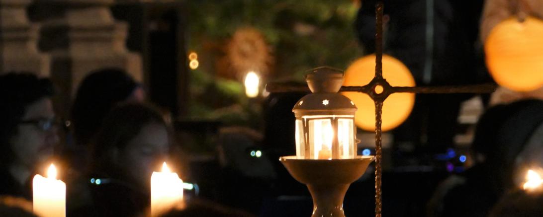 Religiöse Andacht mit Kerzen