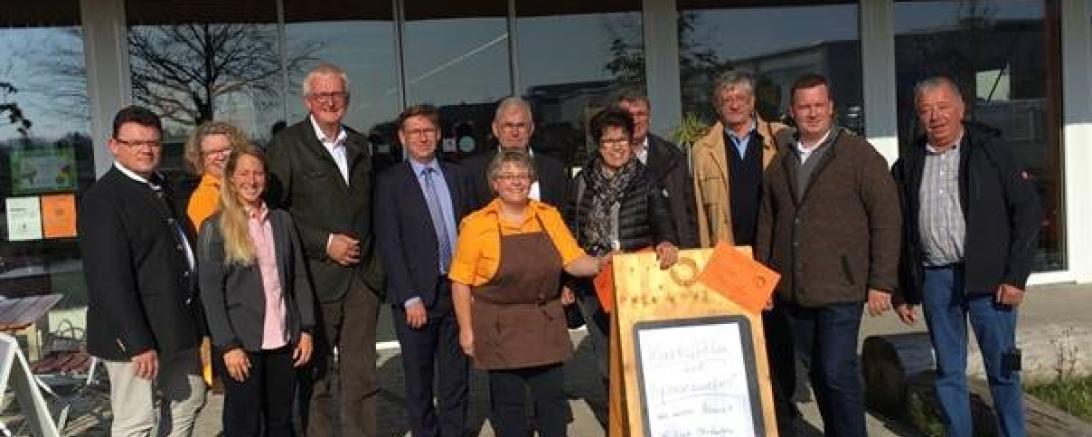Die Delegation der KPV Hessen zusammen mit Marille Hiller und Manuela Lier vom Dorfladen Oberndorf, Landrat Stefan Rößle, Oberndorfs Bürgermeister Hubert Eberle und Konversionsmanagerin Barbara Wunder. 