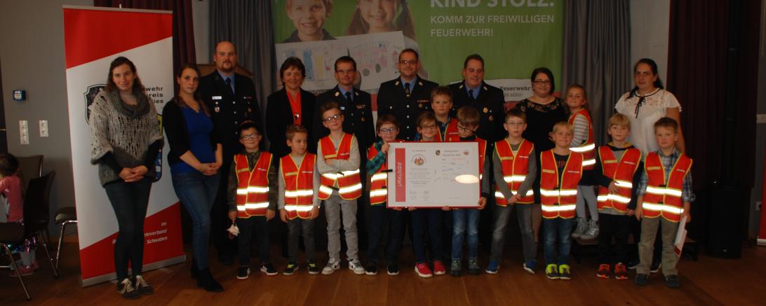 Das Bild zeigt stehend hinten von links: Betreuerin Annamaria Senger, Betreuerin Sindy Pfaffl, Inspektionsjugendwart Markus Meyr, Bürgermeisterin Maria Mittl, 1Kdt.Martin Auernhammer, 1.Vorstand Achim Stahl, 2Kdt. Josef Stahl Jun., Leiterin Kinderfeuerwehr Sarah Stahl, Annamaria Stahl, Betreuerin Gudrun Stiem.  Vordere Reihe von links: Luca Käfer, Marian Pfaffl, Luis Pfaffl, Alisia Stiem, Skalett Stiem, Julian Koch, Maximilian Senger, Luis Woge, Phillip Sommer, Michael Senger, Manuel Koch. 