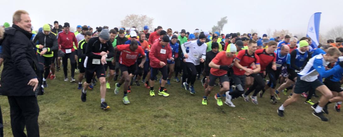 Wolfgang Kilian und viele Läuferinnen und Läufer beim Start
