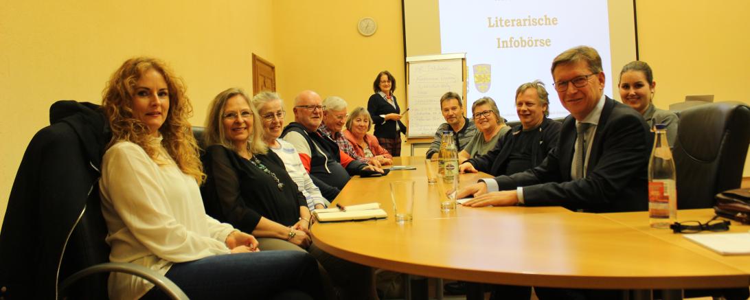 Auf dem Bild zu sehen (von links): Nicole Kleinhenz, Irene Hülsermann, Gertrud Hörr, Manfred Hahn, Harald Metz, Friederike Rieger, Dr. Sylvia Heudecker (Schwabenakademie Irsee), Günter Schäfer, Ulrike Karg, Thomas Schichl, Regionalmanagerin Jennifer Werner und Landrat Stefan Rößle