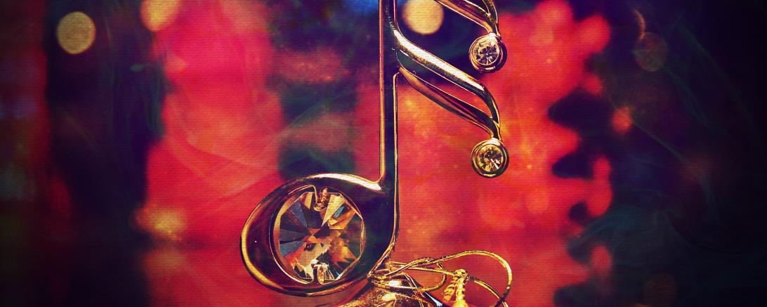 Goldene Musiknote vor festlichem Hintergrund