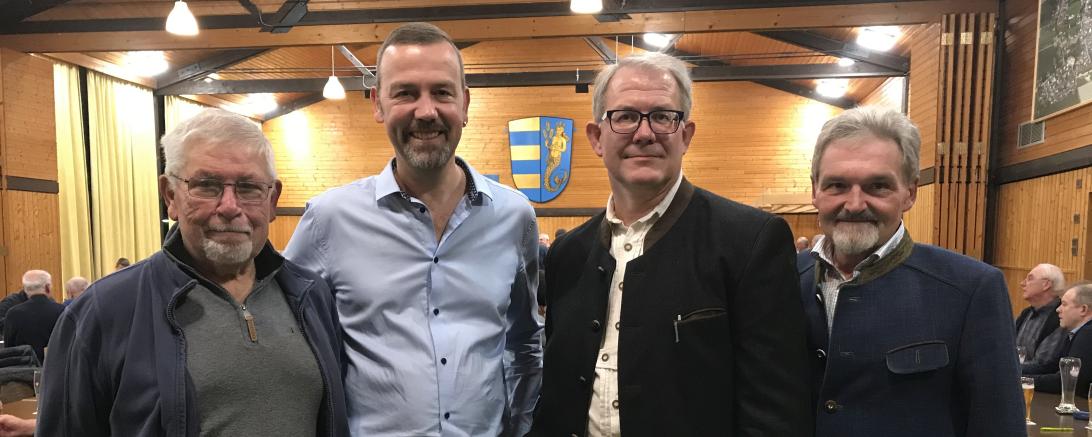 Stefan Roßkopf (Zweiter von links) wurde von der Freien Wählergemeinschaft Niederschönenfeld zum Bürgermeister-Kandidaten gewählt. Unser Foto zeigt ihn mit (von links) Vertrauensmann Paul Drabek, Martin Stegmair und Bürgermeister Peter Mahl. Foto: Markus Erdt