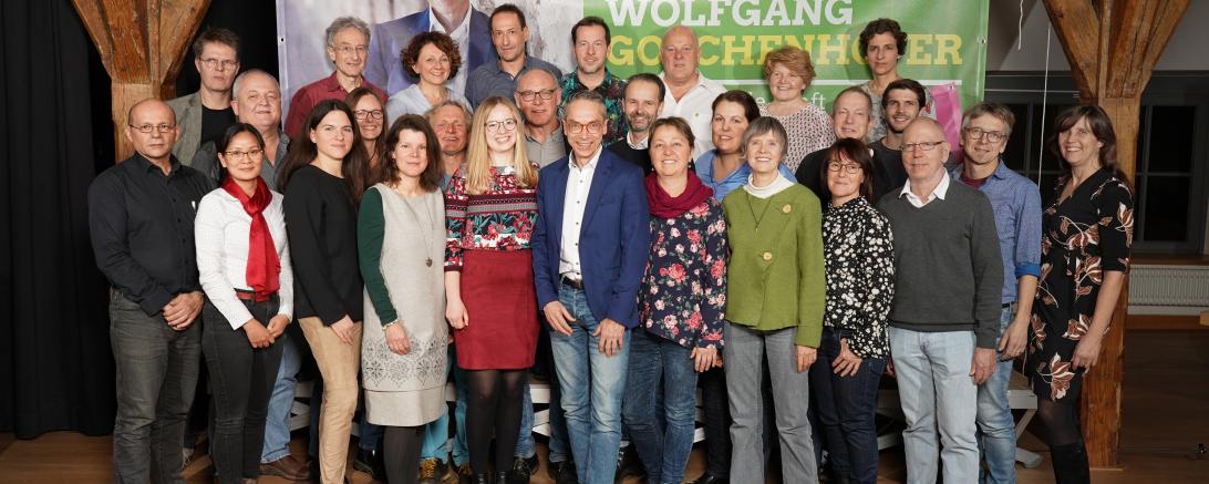 30 Kandidaten der Nördlinger Grünen vor einem Wahlkampfbanner