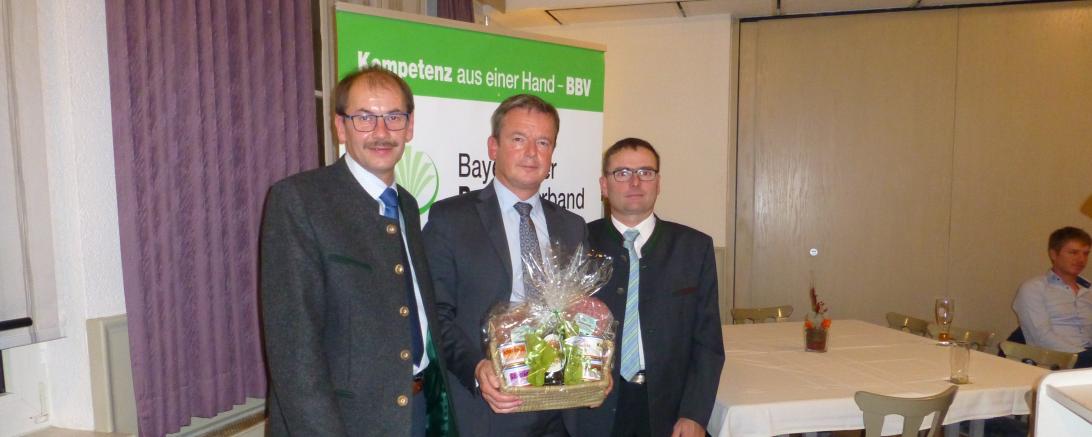 Auf dem Bild zu sehen (von links): Kreisobmann Karlheinz Götz, Carl-Wilhelm von Butler, stellv. Kreisobmann Simon Michael. 