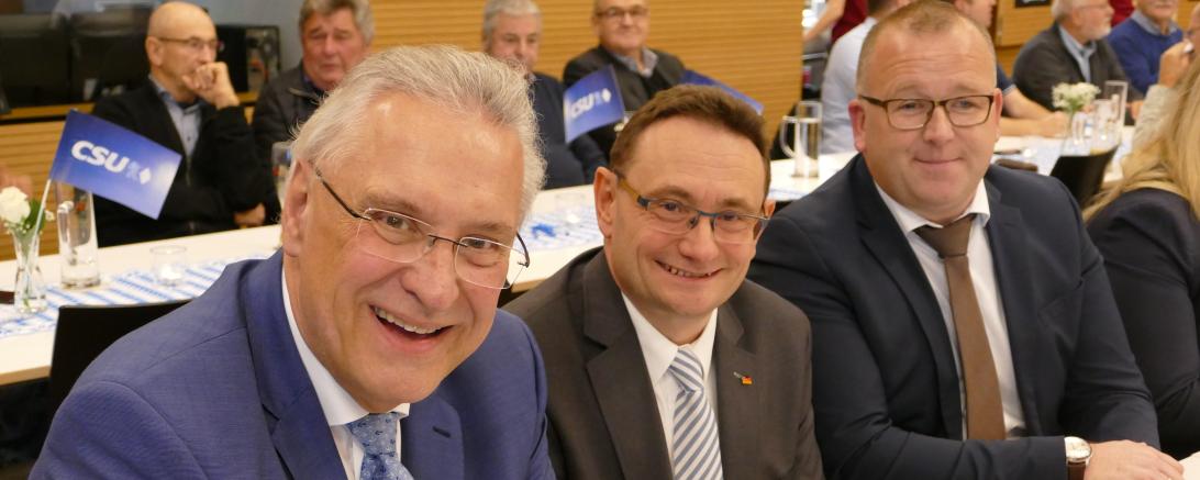 Am vergangenen Donnerstagabend war Innenminister Joachim Herrmann zu Gast beim politischen Abend in Möttingen. Auf dem Bild zu sehen (von links): Innenminister Joachim Herrmann, MdB Ulrich Lange und CSU Ortsvorsitzender Timo Böllmann. 