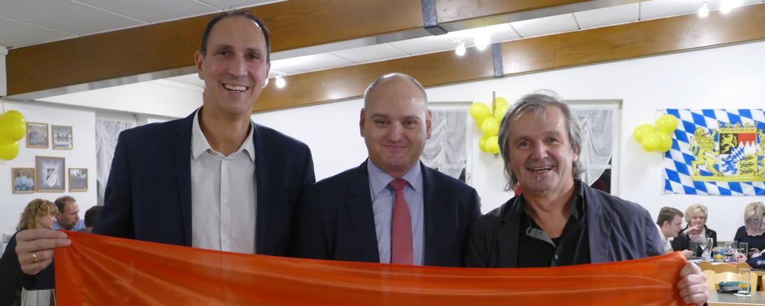 Am vergangenen Donnerstagabend nominierte die SPD Asbach-Bäumenheim ihre Gemeinderatskandidaten für die Kommunalwahl 2020. Auf dem Bild zu sehen (von links): Christoph Schmid, Unterbezirksvorstand Donau-Ries, Martin Paninka, Bürgermeister Asbach-Bäumenheim und Christian Scholz, Ortsvorsitzender SPD Asbach-Bäumenheim. 