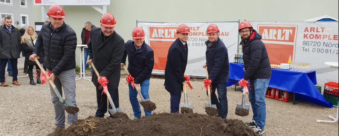 Das Bild zeigt v.l.n.r.: Bernd Hörmann, Geschäfstellenleiter Sparkasse Donauwörth; Dieter Keller, Architekt; Dieter Arlt, GF Arlt Komplettbau; Günther Pfefferer, 1. BGM Monheim; Siegfried Ziegler, Statiker; Christoph Arlt, GF Arlt Komplettbau