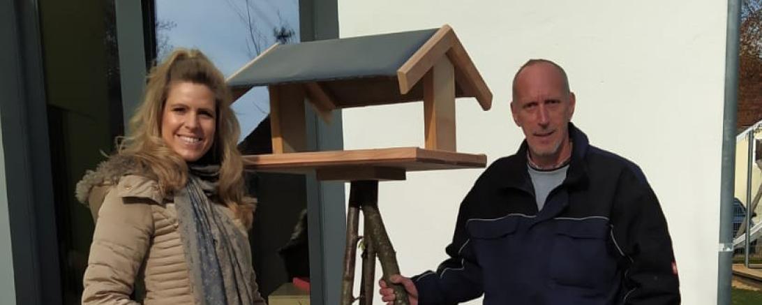 Auf dem Bild zu sehen (von links): Richard Köstenbauer, Vogelschutzwart Vogelfreunde Nördlingen, und Andrea Engelhard, Leiterin Montessori-Kinderhaus Löpsingen. 