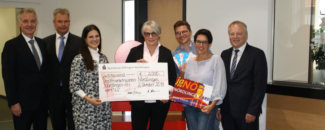 Auf dem Bild zu sehen (von links): Thomas Schwarzbauer (Vorstandsvorsitzender Sparkasse Dillingen-Nördlingen), Sandro Weber, Vanessa Stumpf, Astrid Grunert und Susanne Vierkorn (alle Stadtmarketingverein), David Wittner (Tourist-Information Nördlingen) und Wolfgang Winter (Stellvertretender Vorstandsvorsitzender Sparkasse Dillingen-Nördlingen). 