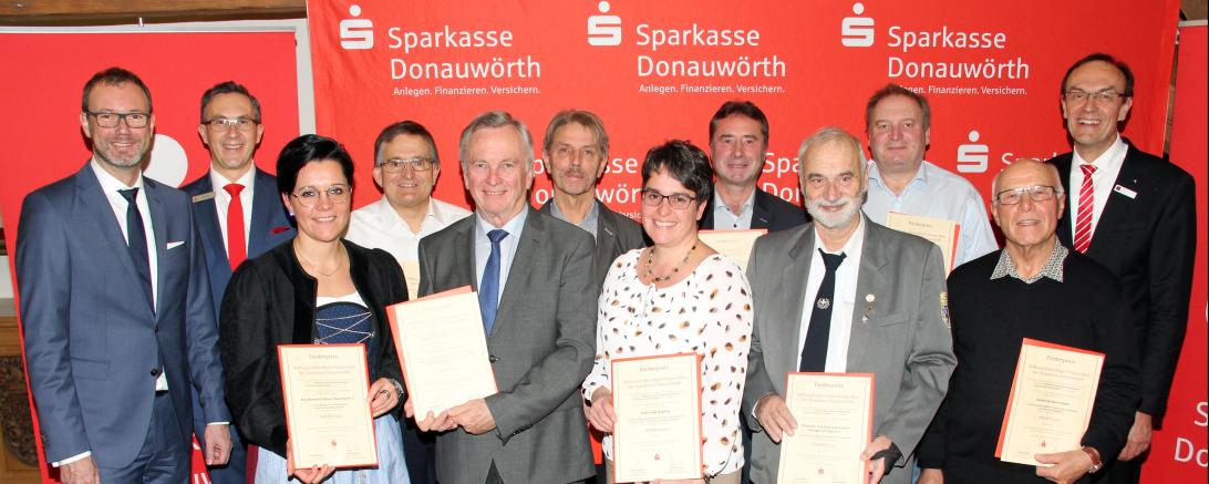 Das Bild zeigt von links Sparkassendirektor Michael Scholz, Ralf Bittl (Geschäftsführer der Stiftung), Sandra Steidle (Musikverein Buchdorf), Hermann Pietsch (Filialkirche Bergstetten), Bürgermeister Gerhard Pfitzmair (Schulverband Holzheim), Kunsthandwerker Ulrich Wißkirchen (Tapfheim), Regina Wittmann (Pfarr- und Gemeindebücherei Rögling), Achim Ott (Peterskirche Fremdingen), Wolfgang Sperl (Soldaten-und Veteranenverein Ehingen am Ries), Josef Schmid (Spielplatzinitiative Marxheim/Neuhausen), Franz Friede