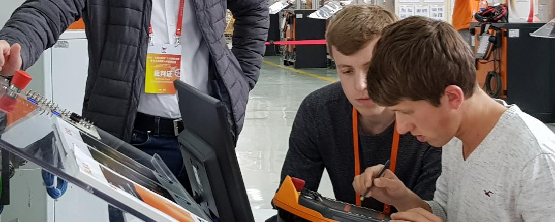 Josef Wolf, Florian Knie und Richard Haas beim Robotikwettbewerb