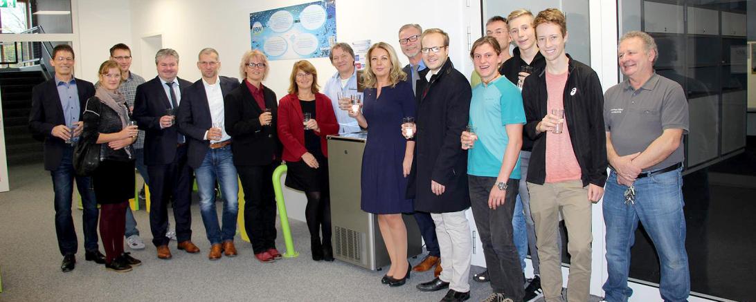 Personen stehen in einer Reihe im Gymnasium Oettingen