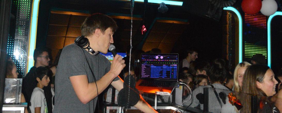 . DJ Haggis brachte auch bei der jetzigen Veranstaltung die Tanzfläche mit aktuellen Chart-Hits zum Beben und die Jugendlichen feierten mit alkoholfreien Cocktails. 