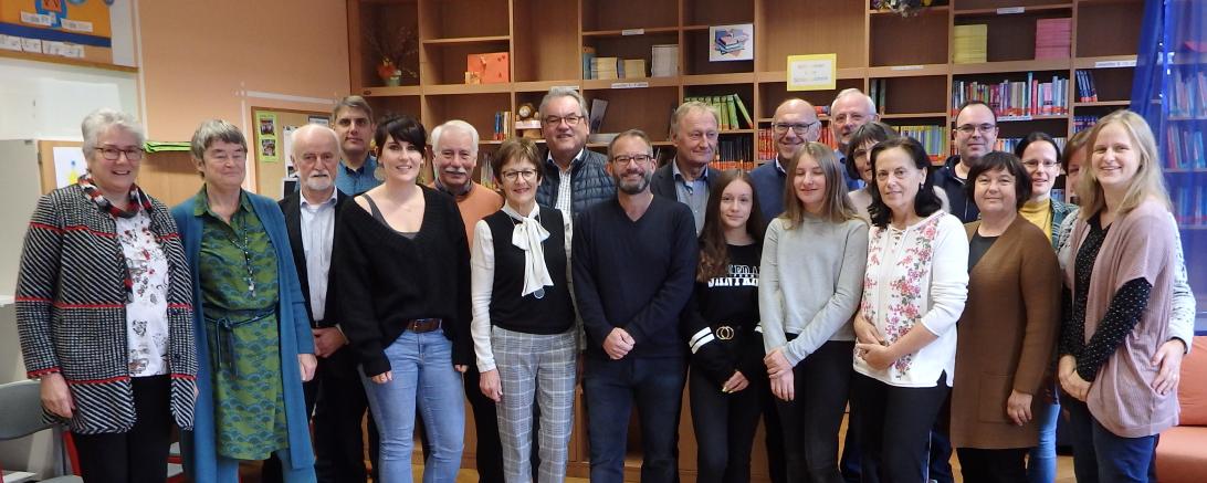 Schulleiterin Sibylle Lutzkat war es wieder gelungen, 18 Vorleser (ehemalige Kolleginnen und Kollegen,  Prominenten und Freunde der Schule) für einen Einsatz am Vorlesetag an der Mangold-Grundschule zu gewinnen. Sie lasen den Kindern aus ausgewählten Kinderbüchern in 3 „Workshops“, die sich die Schülerinnen und Schüler aussuchen durften, jeweils 20 Minuten vor. 