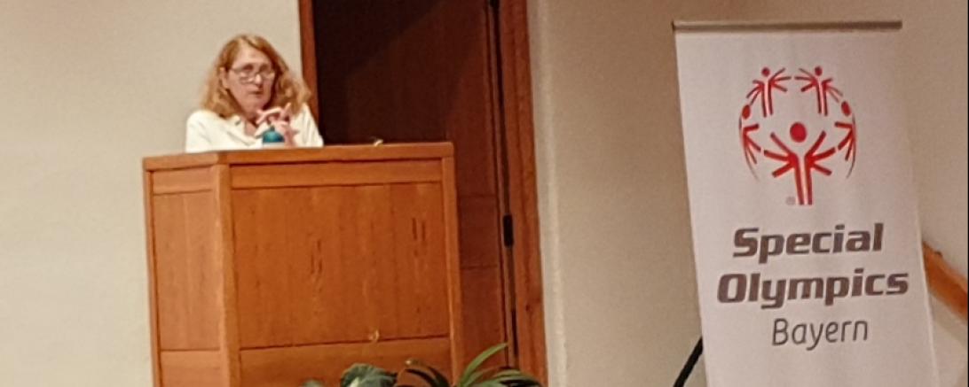 Petronilla Raila spricht an einem Pult vor Zuhörern