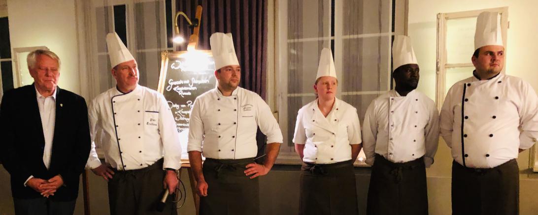 Uli Großmann und fünf weitere Köche stehen in einer Reihe