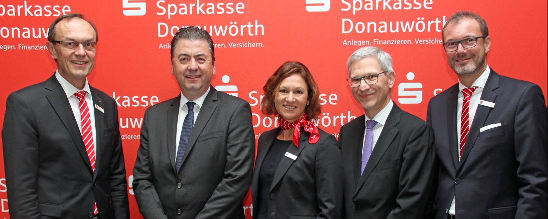 Über ein gelungenes und insbesondere inhaltlich interessantes Wirtschaftsforum freuen sich von links Vorstandsvorsitzender Johann Natzer, Börsenexperte Robert Halver, Bereichsdirektorin Vermögensberatung / Private Banking, Kathrin Schön, Ulrich Meixner von der Börse München und Vorstandsmitglied Michael Scholz.