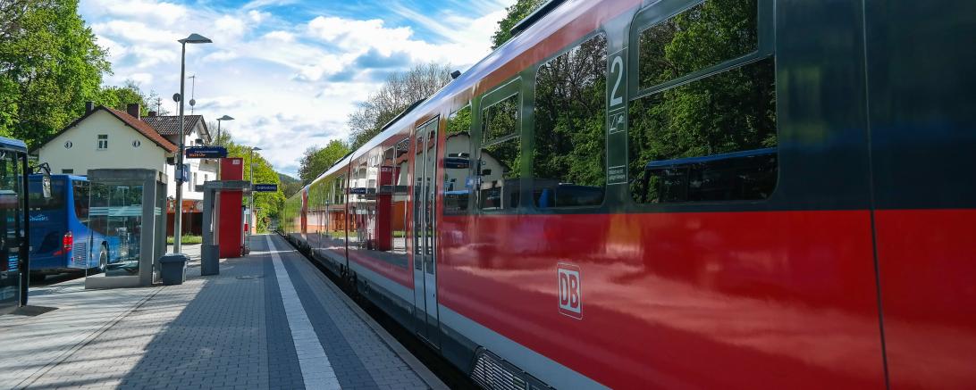 Ein Zug fährt durch einem Kleinbahnhof