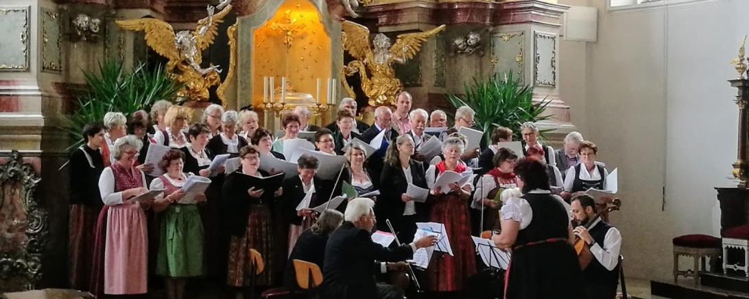 Das Bild zeigt ein Konzert des HeimatChores DonauRies.