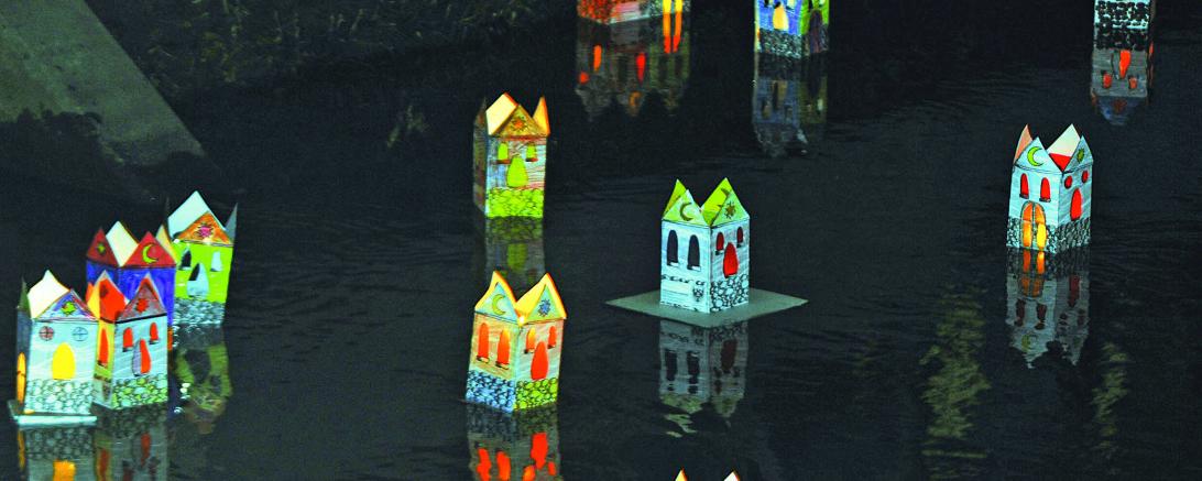 Das Bild zeigt bunte Luzien-Häuschen auf der Wörnitz. 