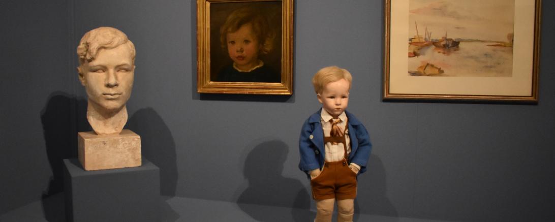 Das Bild zeigt die Puppe Friedebald bei einer Sonderausstellung im Käthe-Kruse-Puppen Museum.