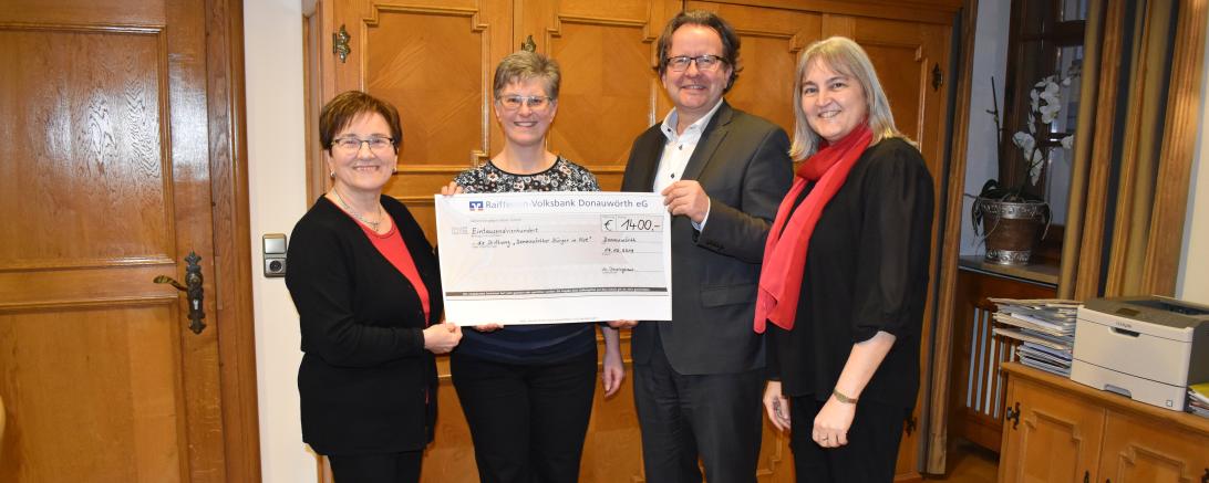 Das Bild zeigt v.l.n.r.: Marianne Dörpinghaus, Manuela Hoidn, Oberbürgermeister Armin Neudert, Gabriele Meier