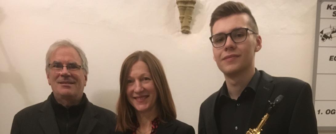 Das Bild zeigt von links: Klaus Ortler, Rita Ortler und Saxophonist Felix Schulze.