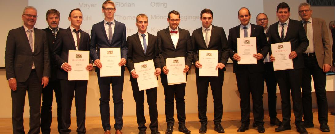 Das Bild zeigt von links: Regierungspräsident Dr. Erwin Lohner (RvS), Karlheinz Kilian (Vors. VLM Schwaben), Martin Sienz (Kleinerdlingen), Florian Mayer (Otting), Stefan Martin (Wallerdorf), Michael Kraus (Zirgesheim), Jonas Kornmann (Harburg), Michael Keiß (Amerdingen), Thomas Rühl (Mönchsdeggingen), Benjamin Herrle (Ehringen), Manfred Faber (AELF Nördlingen)