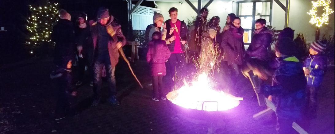Am großen Feuer konnten sich Kinder ihr Stockbrot selbst backen