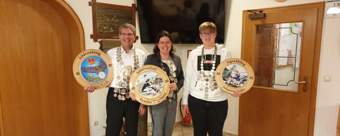 Das Bild zeigt von links nach rechts: Jürgen Herde, Ramona Ziegelmeir und Johannes Hofer
